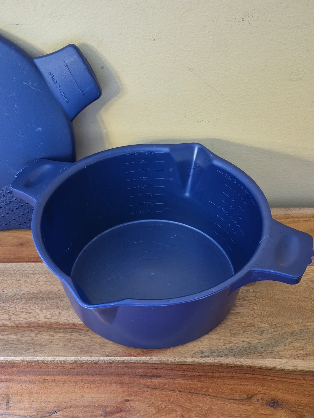 Pampered Chef Cobalt Blue Microwave Cooker Bowl with Lid